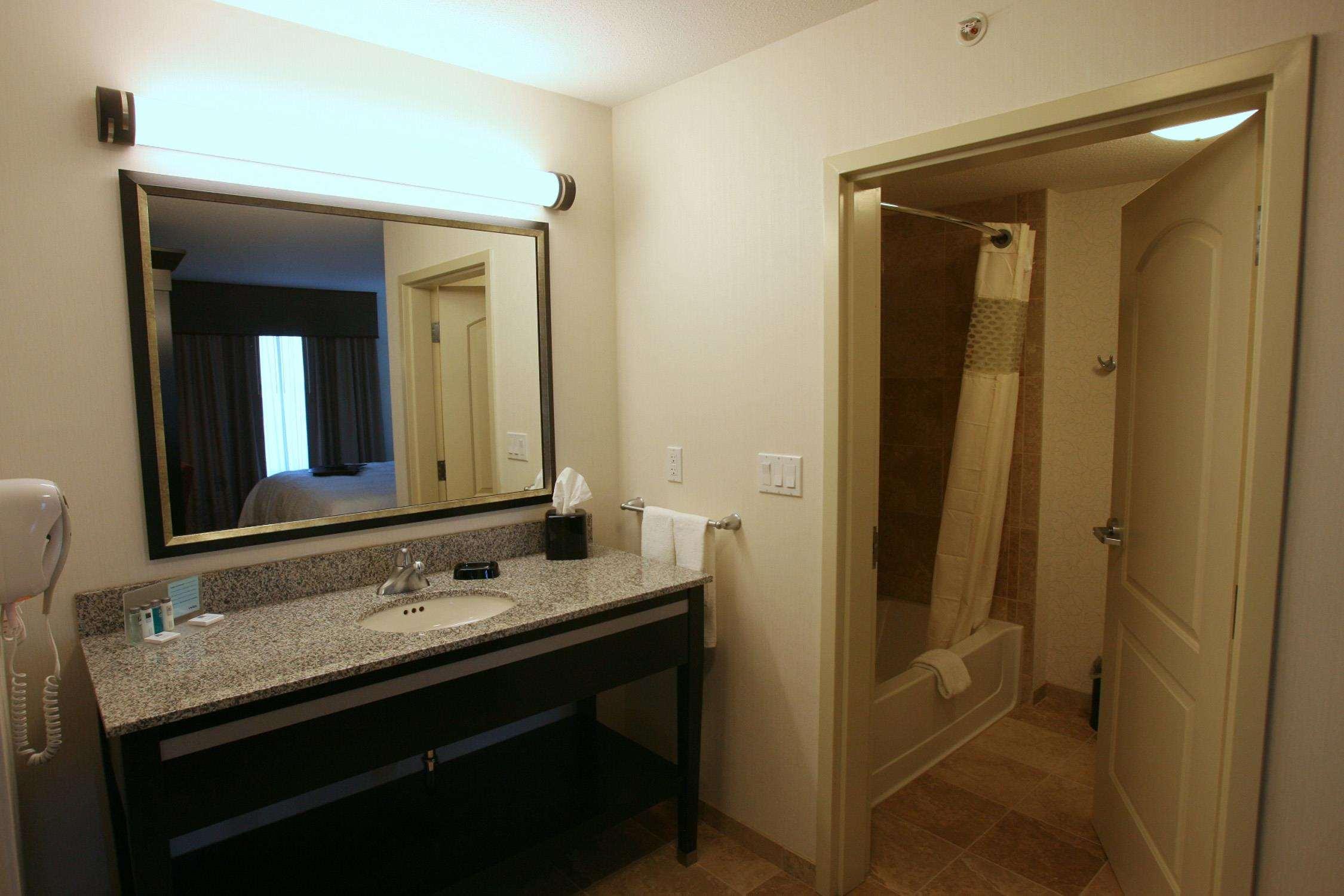 Hampton Inn & Suites Red Deer Penhold Habitación foto