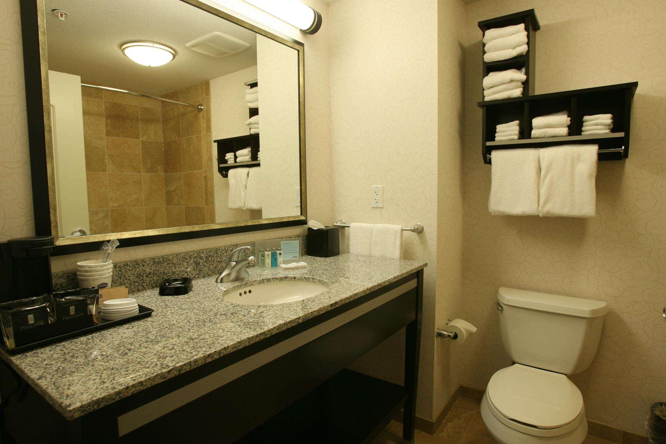 Hampton Inn & Suites Red Deer Penhold Habitación foto