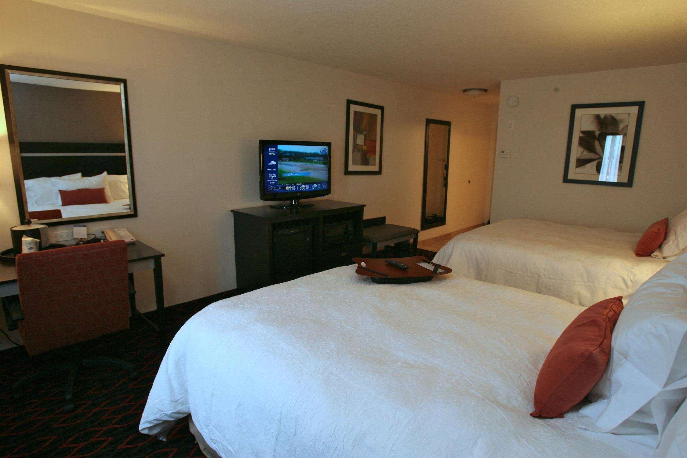 Hampton Inn & Suites Red Deer Penhold Habitación foto