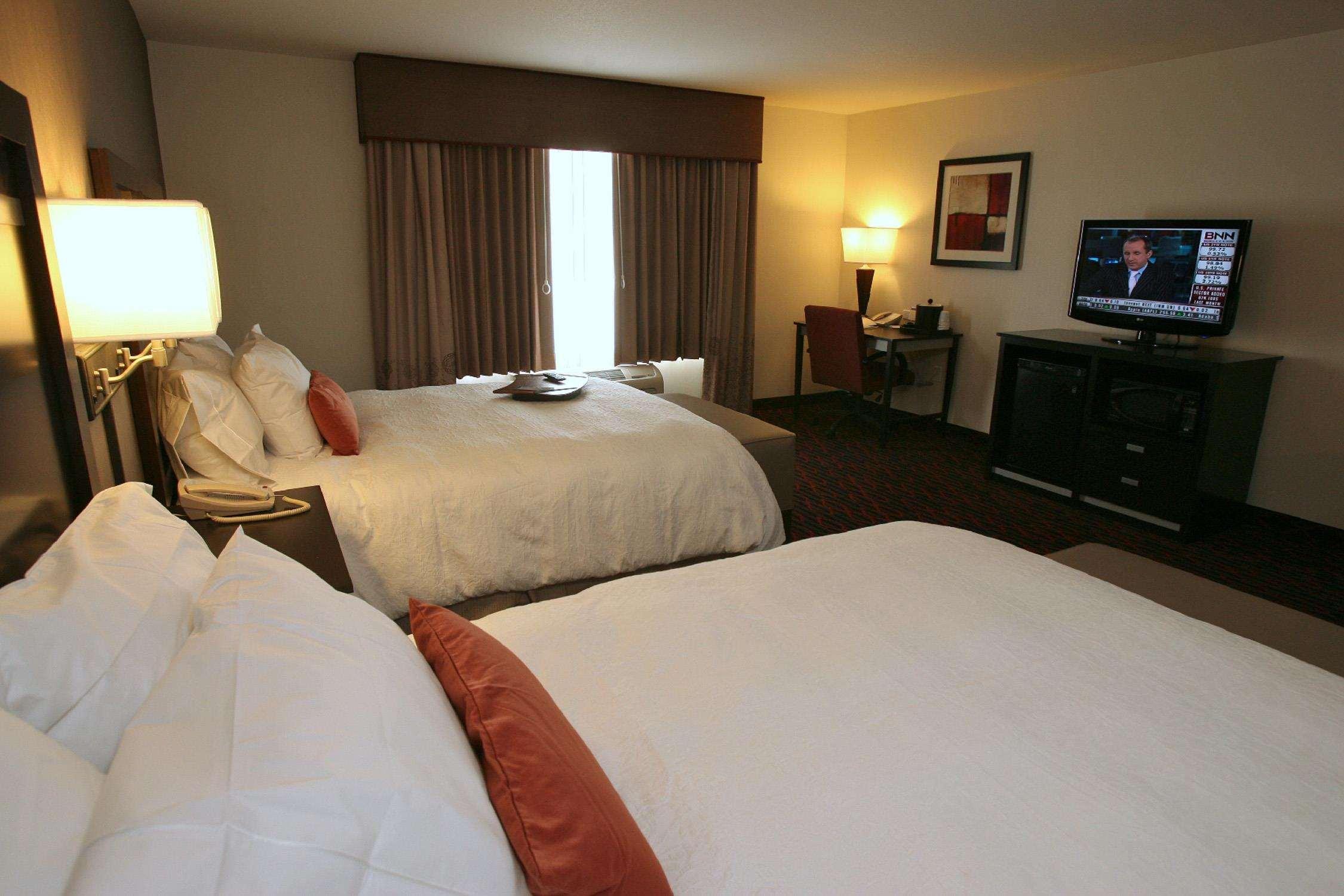Hampton Inn & Suites Red Deer Penhold Habitación foto