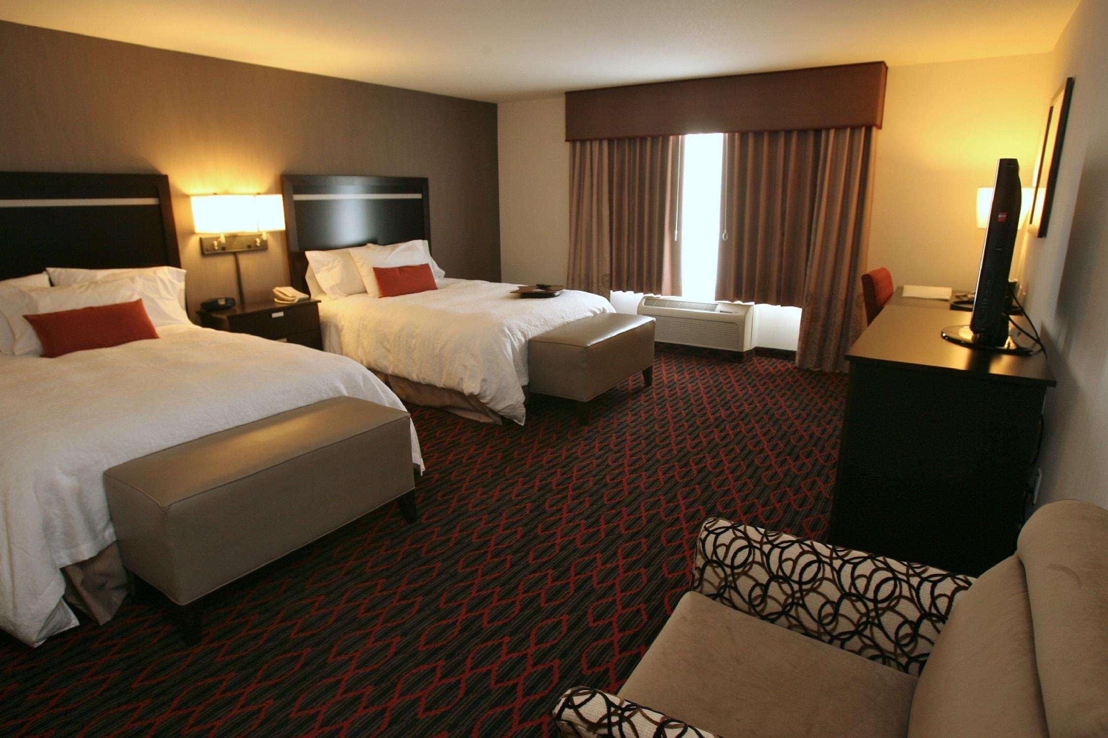 Hampton Inn & Suites Red Deer Penhold Habitación foto