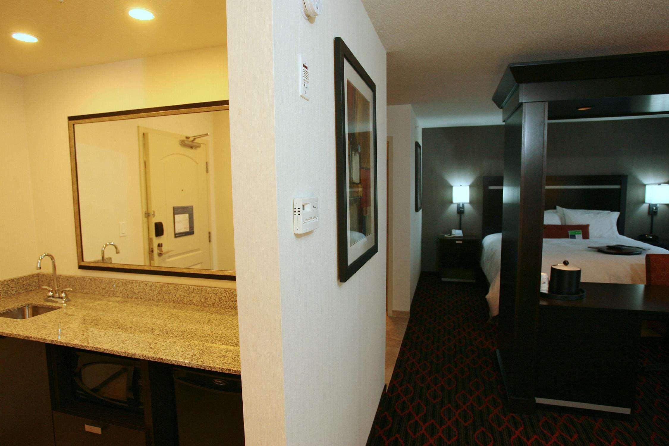 Hampton Inn & Suites Red Deer Penhold Habitación foto