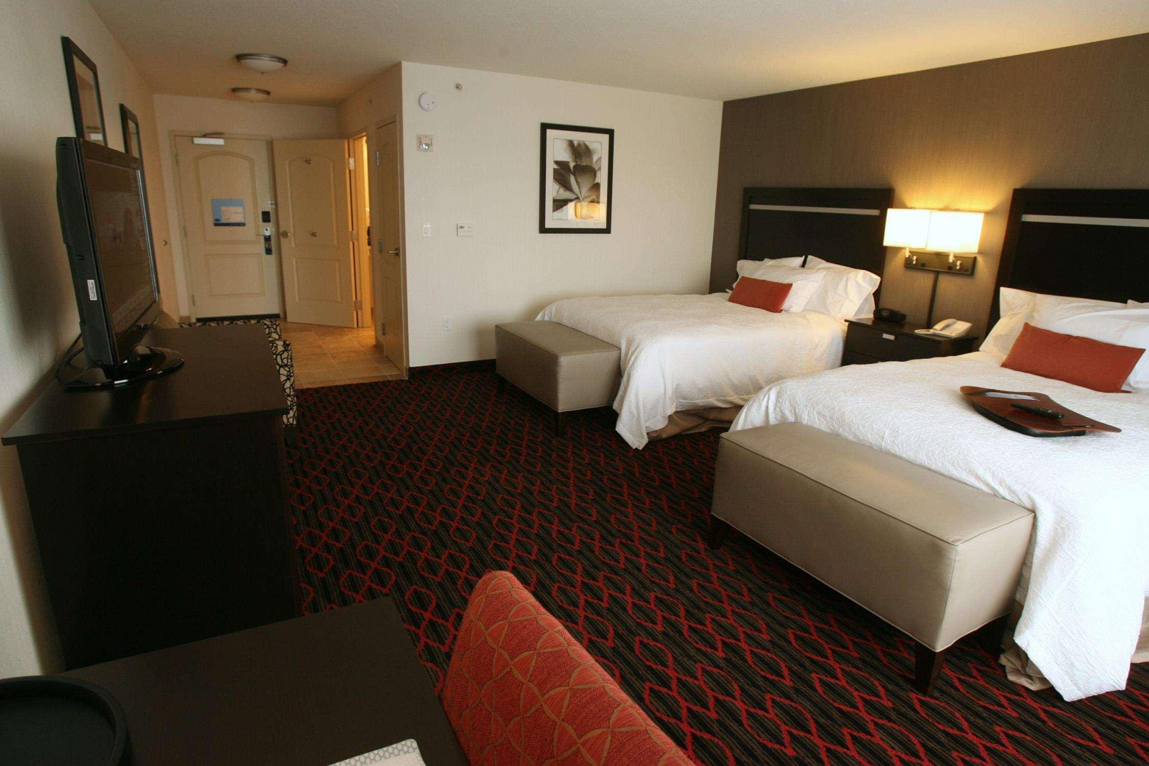 Hampton Inn & Suites Red Deer Penhold Habitación foto