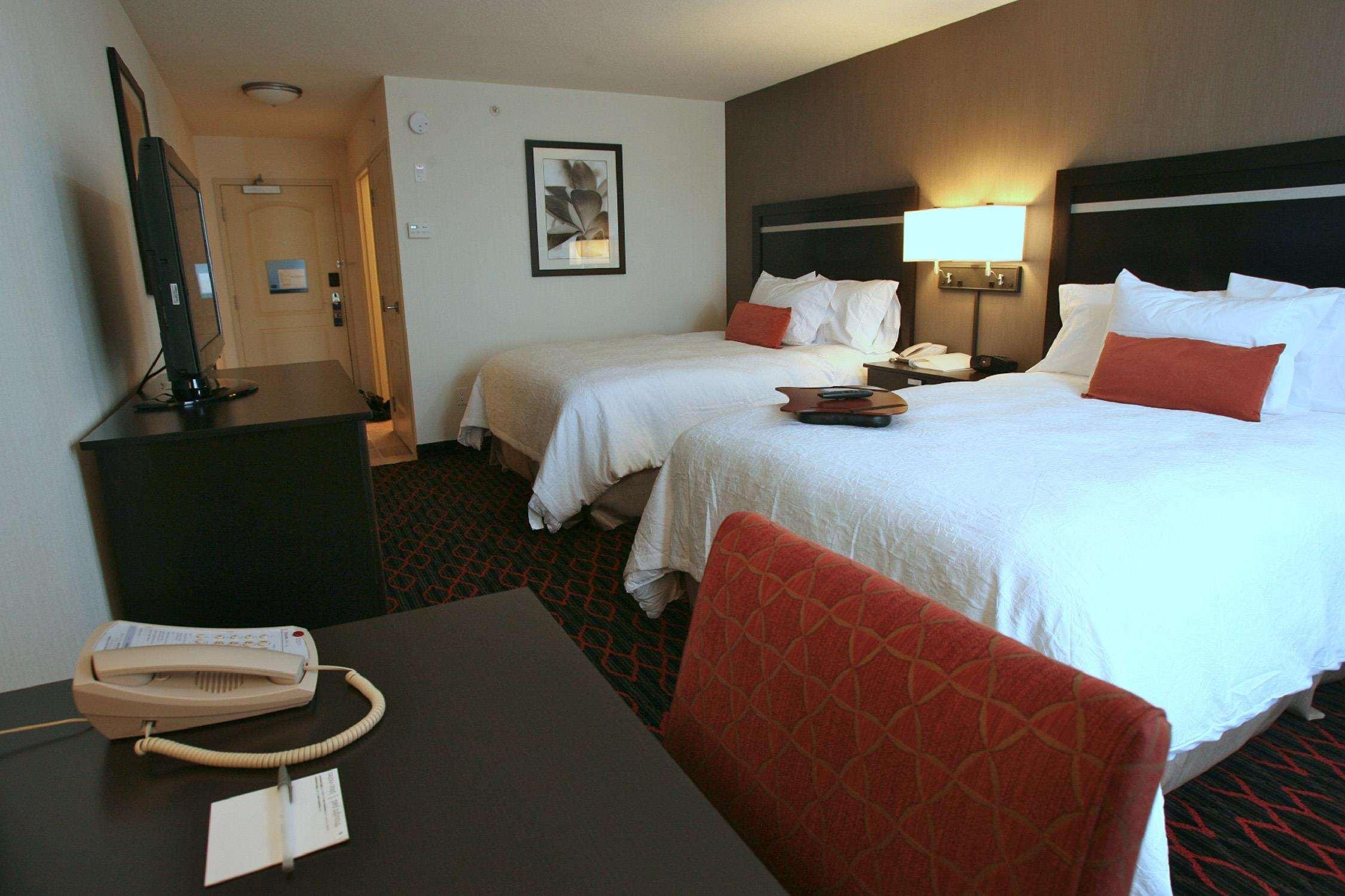 Hampton Inn & Suites Red Deer Penhold Habitación foto