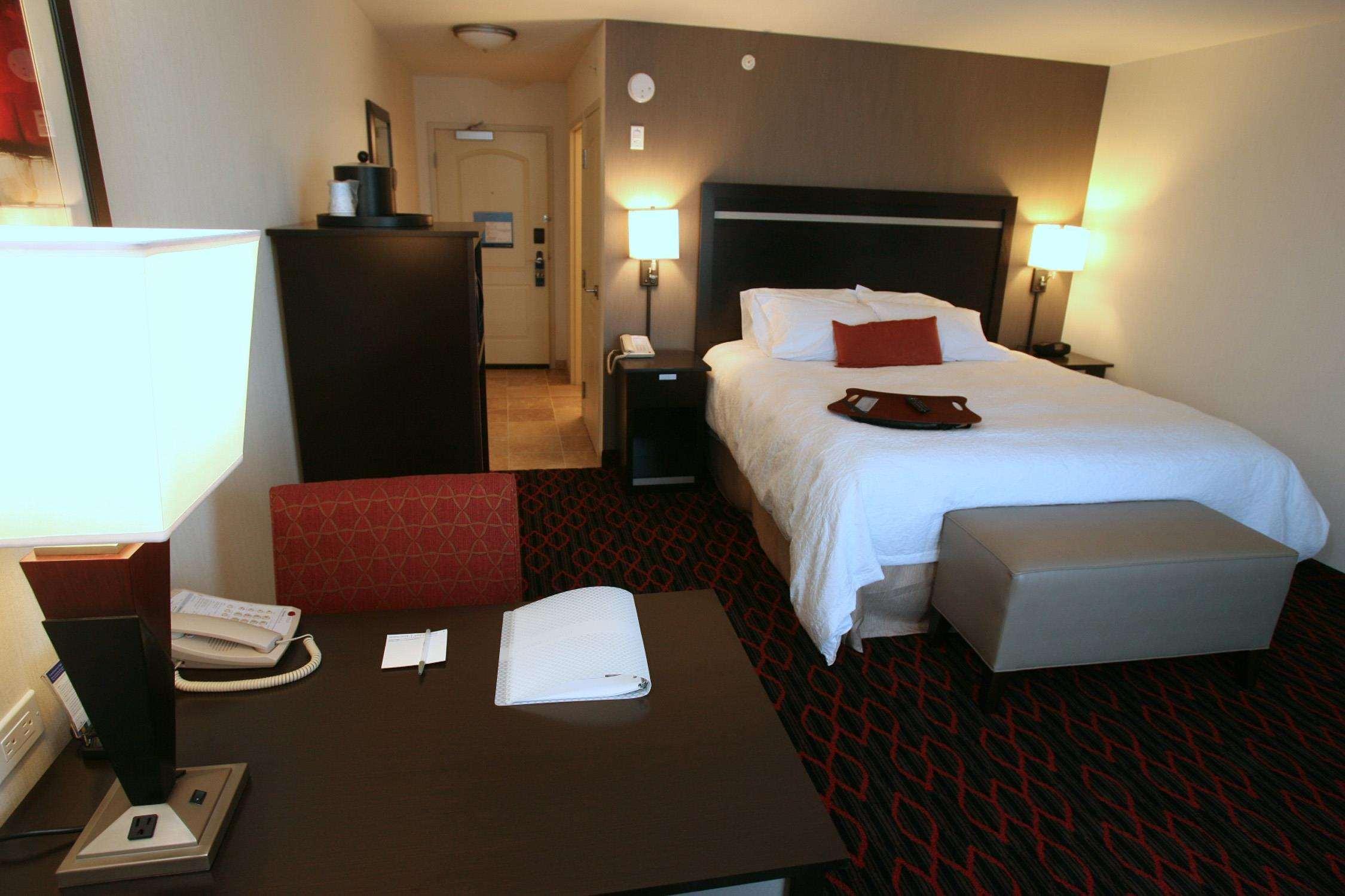 Hampton Inn & Suites Red Deer Penhold Habitación foto